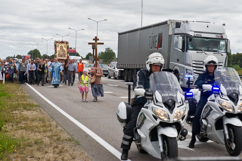 FOTO: Pareizticīgie Krusta gājienā no Rīgas uz Valgundi 