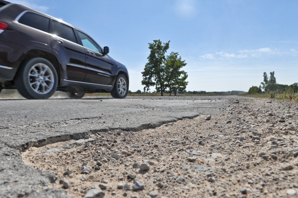 LVC: Ja mazinās finansējumu valsts autoceļu tīklam, būs jālemj, kuros novados ceļus neremontēt (FOTO)