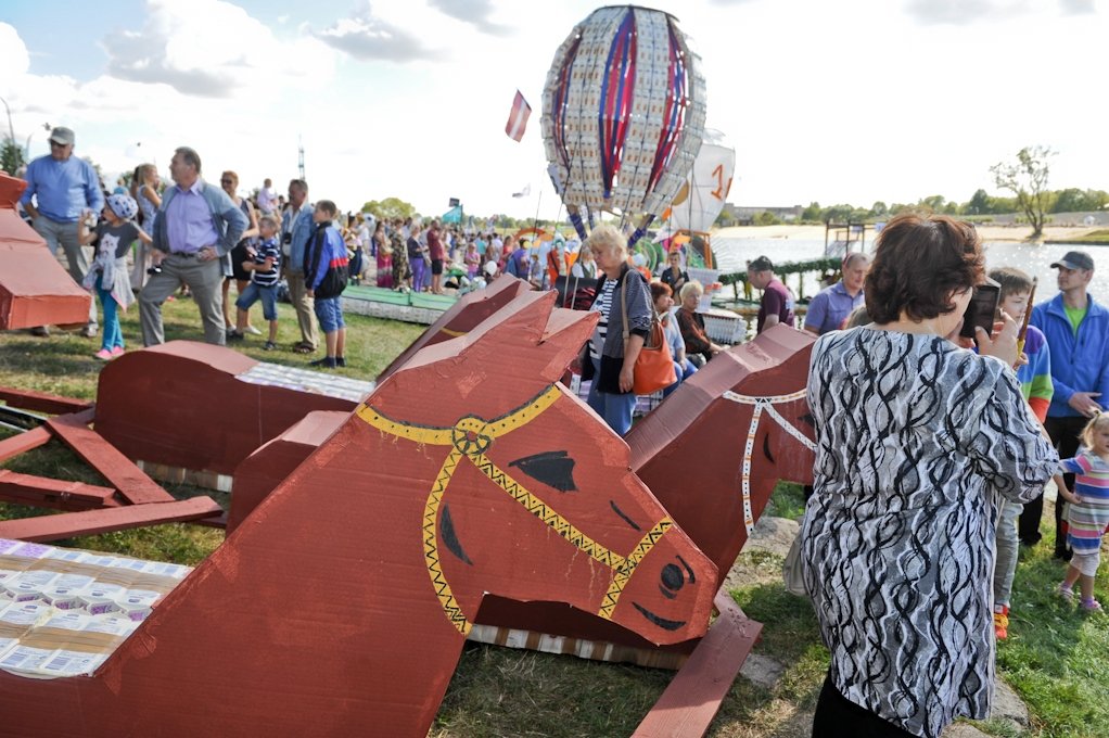 Ātrāk par «pilnīgu sviestu» jeb piena pakas atkal Lielupes ūdeņos; noskaidroti labākie (FOTO)