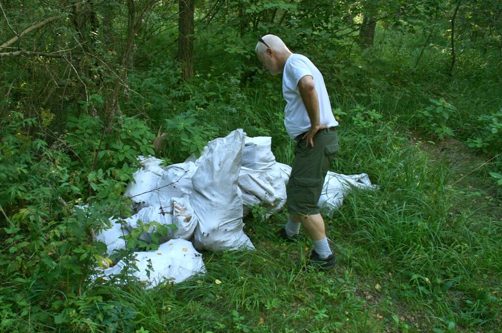 Policija meklē piemiņas vietas apgānītājus