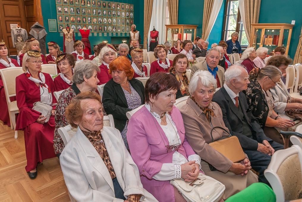 Jelgavas Latviešu biedrība, spītējot tautu staigāšanai, iestājas par latvisko (FOTO)