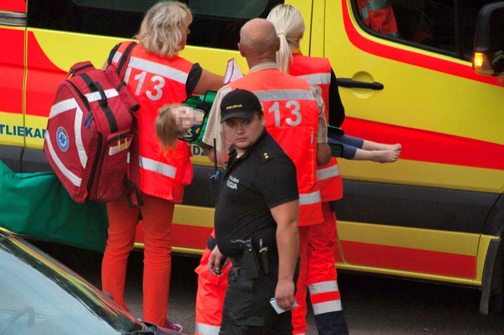 Paula Lejiņa ielā pa logu izkrīt bērns (FOTO)