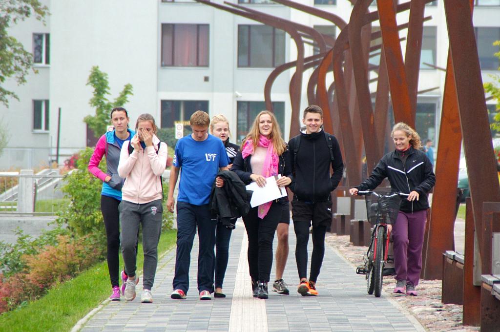 LLU pirmkursnieki sacenšas stafetē pār Mītavas tiltu (FOTO)