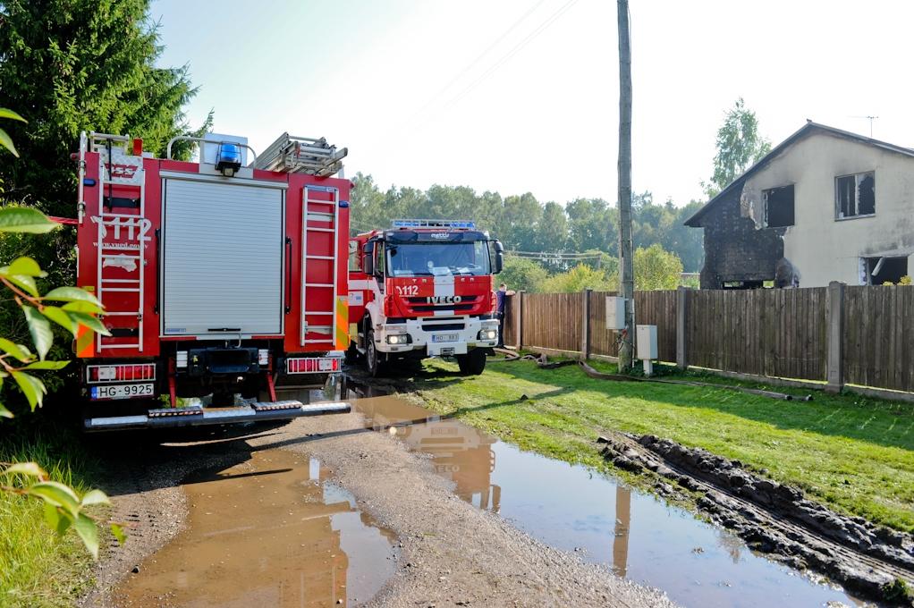 Gāzes sprādzienā nopietnus apdegumus gūst 4.sākumskolas direktore un viņas dzīvesbiedrs (papildināts) (FOTO)