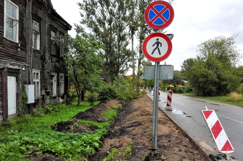 Sāk būvēt ietvi Zirgu ielā (FOTO)