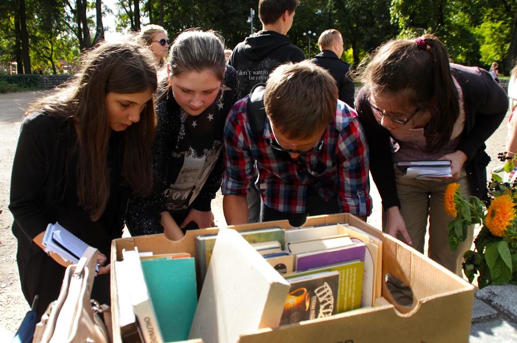 Brīvdabas bibliotēkā lasa, mainās ar grāmatām un rod domubiedrus (FOTO)