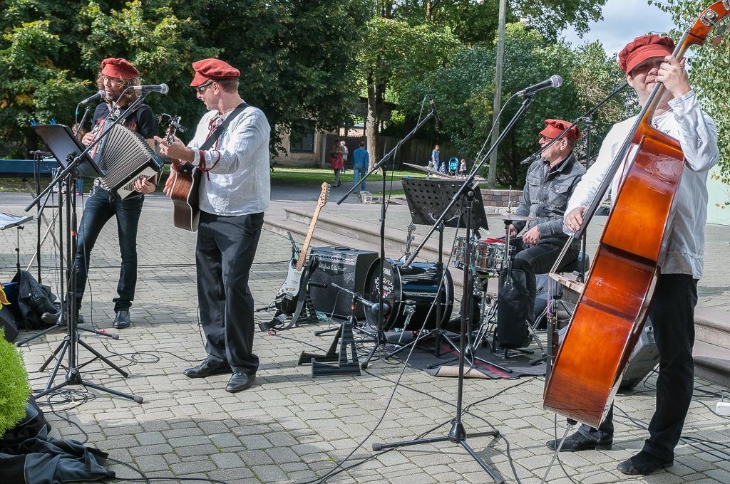 Sestdien jau no rīta puses jelgavnieki plūst uz Rudens gadatirgu (FOTO)