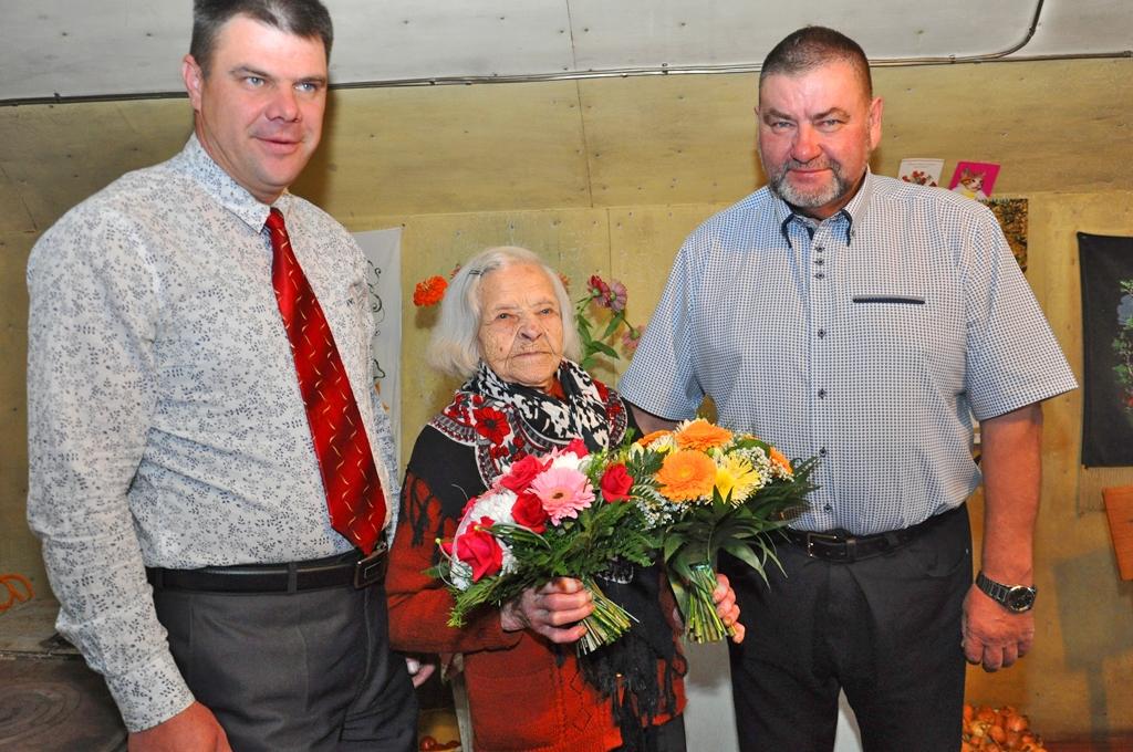 Svētes pagasta iedzīvotāju sveic simtajā dzimšanas dienā (FOTO)