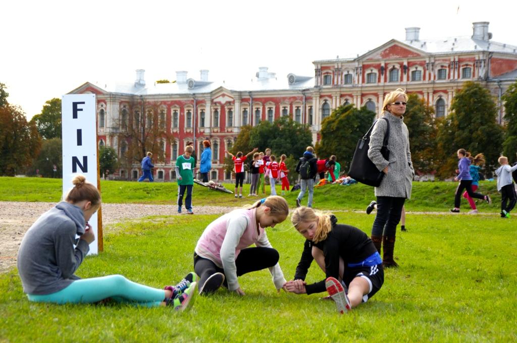 Rudens krosā skolas krāsas aizstāv orientieristi, futbolisti, basketbolisti, airētāji, šorttrekisti, peldētāji, vieglatlēti u.c. (FOTO)