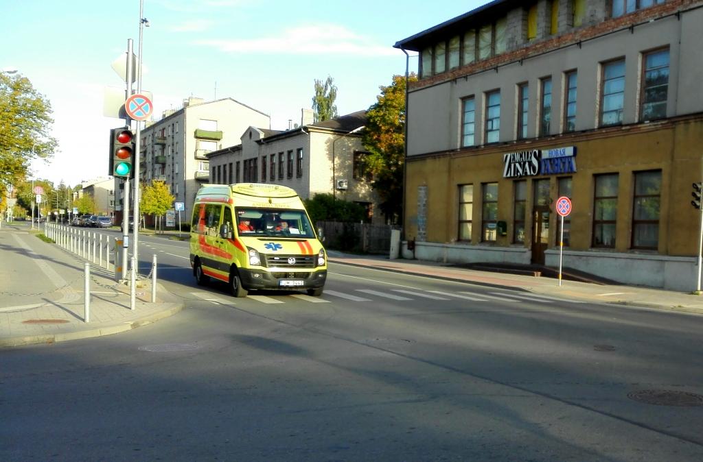 Jelgavā automašīna uzbraukusi gājēju pāreju šķērsojušai divgadīgai meitenei