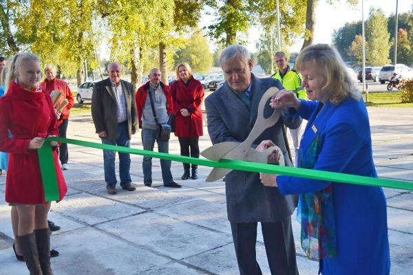 Svinīgi atklāj renovētās Ozolnieku vidusskolas centrālās ieejas kāpnes un auto stāvlaukumu (FOTO)