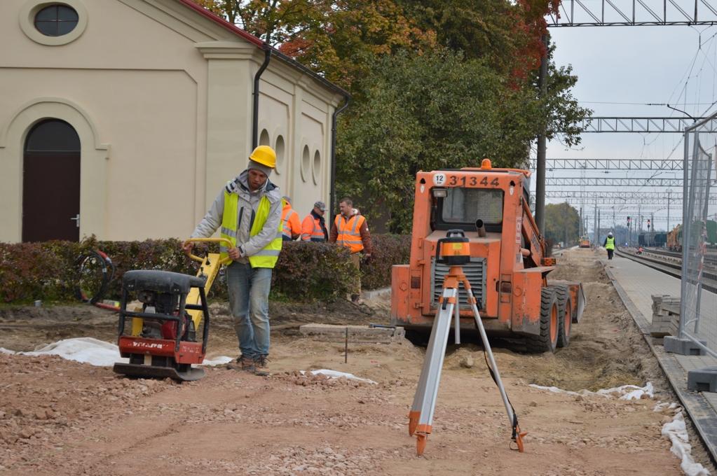 «Pasažieru vilciens» 25.oktobrī pāries uz ziemas grafiku; turpinās peronu modernizācija (FOTO)