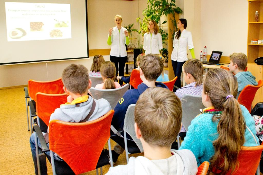 Veselības mēneša nodarbībās jaunieši gatavo smūtijus un rudenīgas sausmaizītes (FOTO)