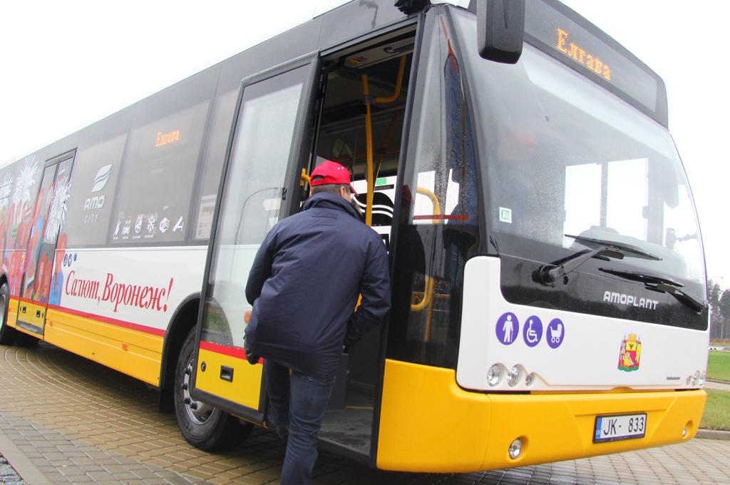 Satiksmes autobusa izraisītā avārijā Akadēmijas ielā cieš trīs cilvēki un trīs vieglie auto