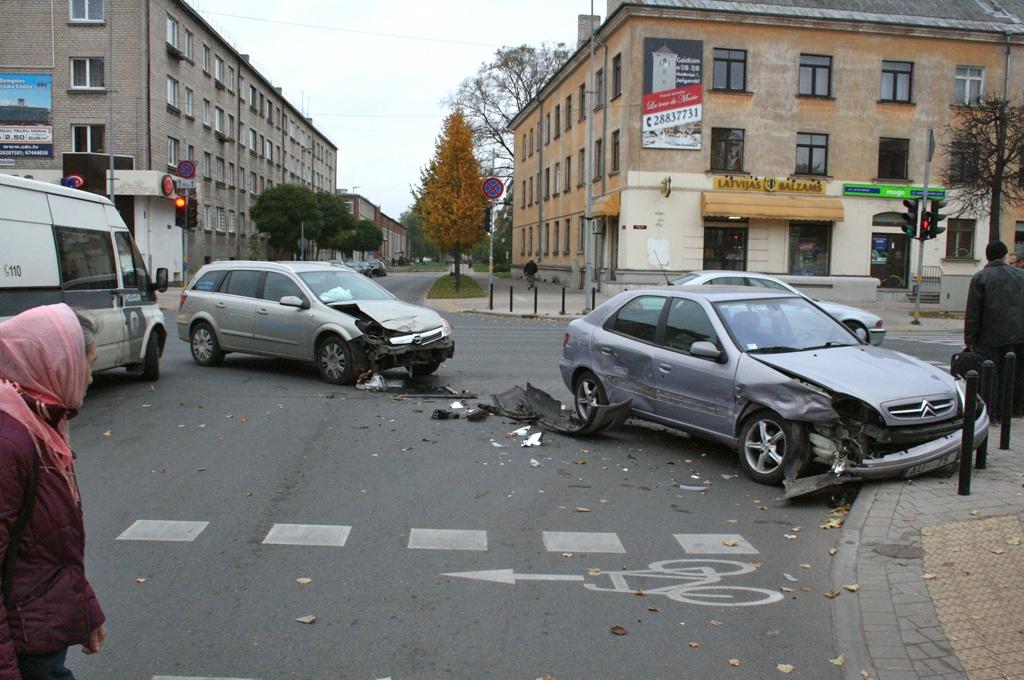 Mēbeļu veikalam izsit logu