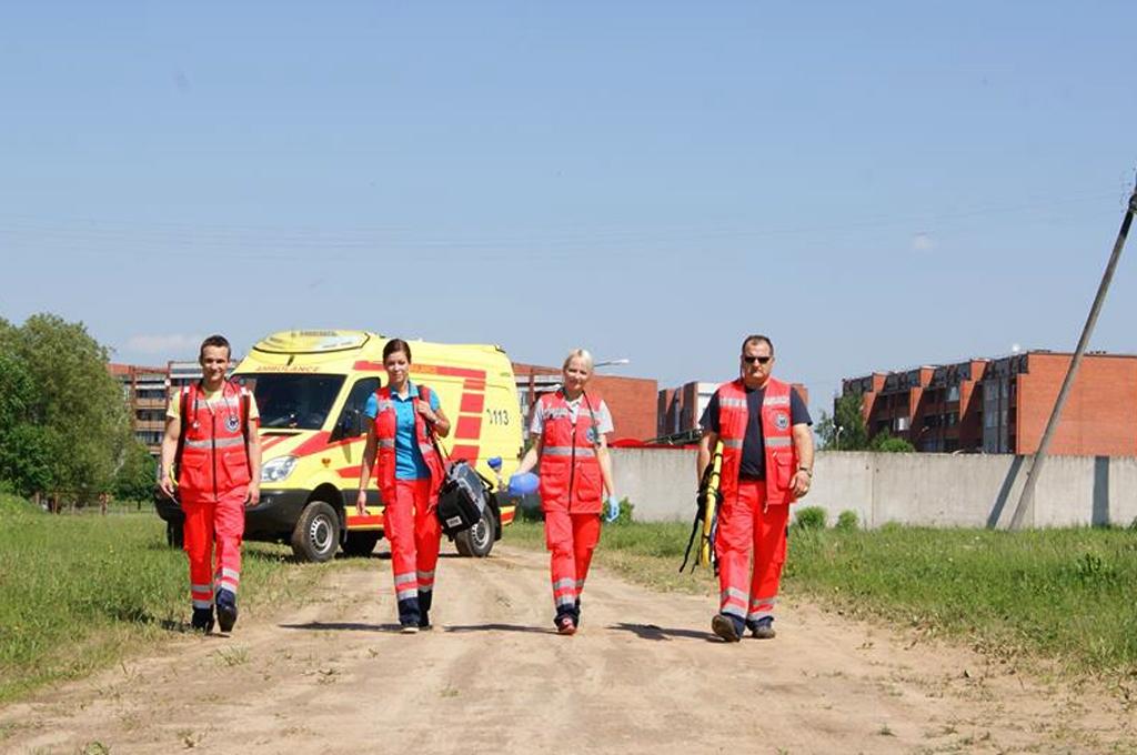 Operatīvi apturētā mediķu brigāde palīdz infarktu piedzīvojušam šoferim