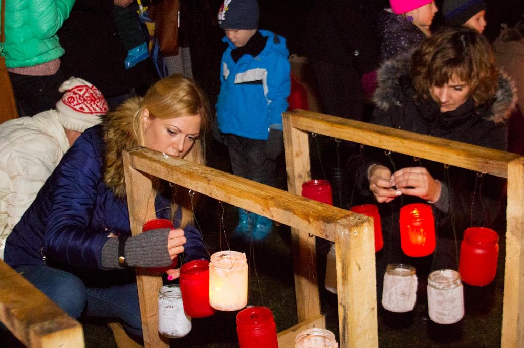 Tradicionālā svecīšu parāde Hercoga Jēkaba laukumā un jaunums – 3D projekcijas uz Torņa sienas (FOTO/VIDEO)