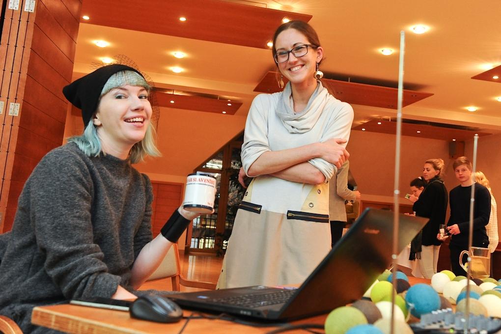 Modes dizainere Baiba Ladiga-Kobajaši apģērba gatavošanā izmanto visu audumu (FOTO)