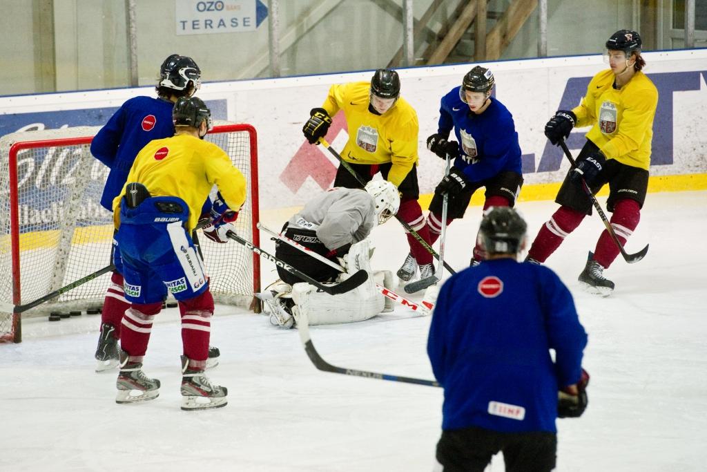 Latvijas U20 izlase gatavojas spēlei ar Kazahstānu – šovakar un rīt Ozo hallē (FOTO)