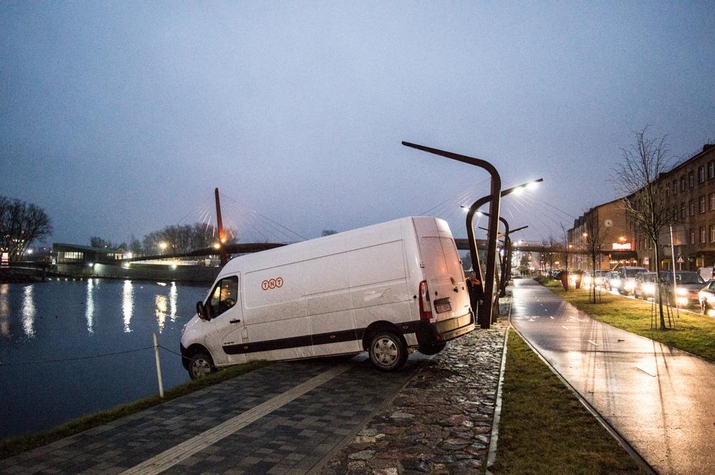 Garāmgājēji novērš busiņa ieripošanu Driksā (FOTO)