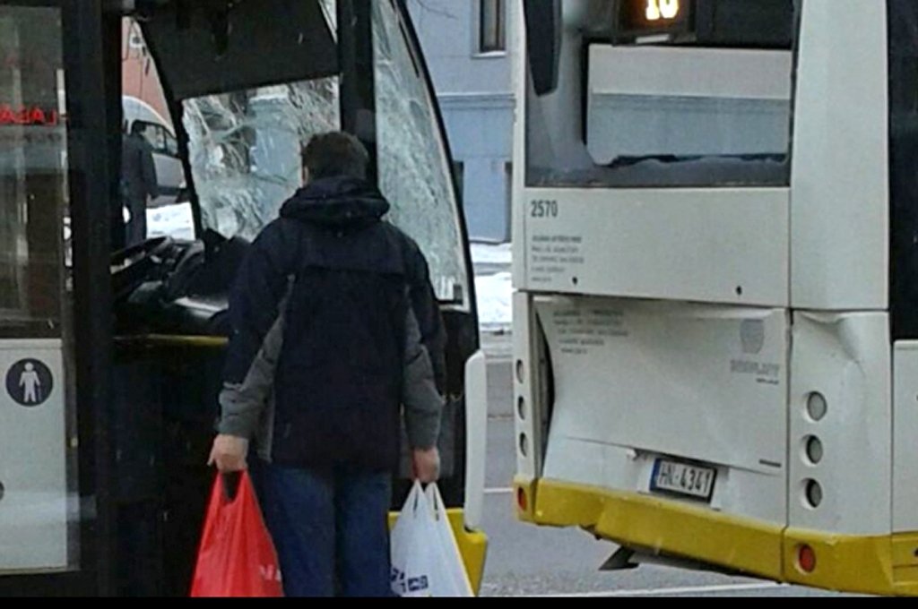 Iepretī domei saskrienas autobusi (FOTO)