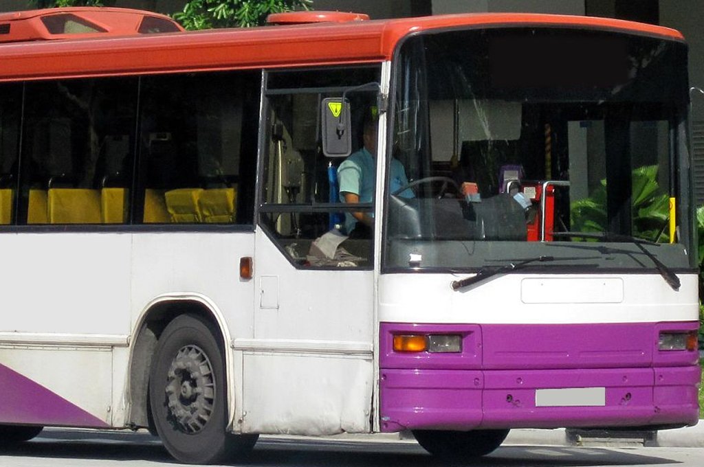 Dobeles novadā kravas auto saskrienas ar autobusu