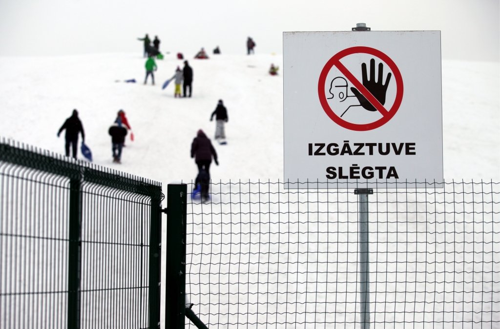 RD skaidro, kāpēc nedrīkst baudīt ziemas priekus uz Deglava ielas poligona kalna