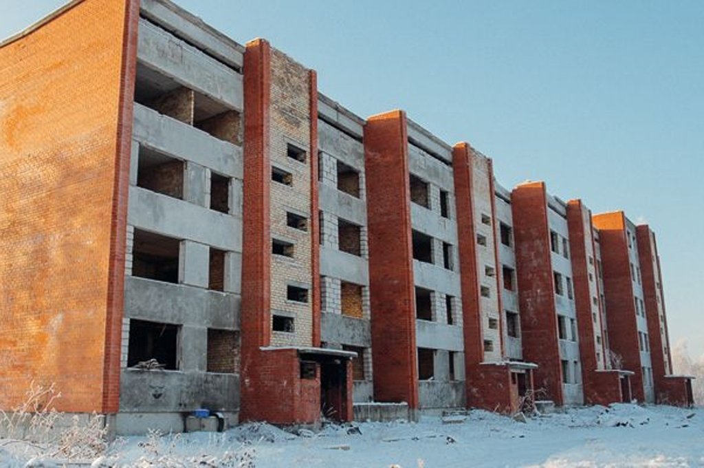 Izdemolēta un apzagta nepabeigtā daudzdzīvokļu māja Dobeles šosejā