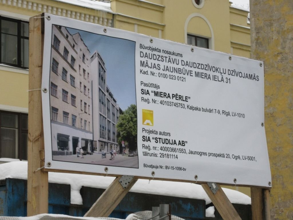 Pievienota galerija - Būvvalde nojaukusi patvaļīgi uzbūvētu žogu Miera ielā