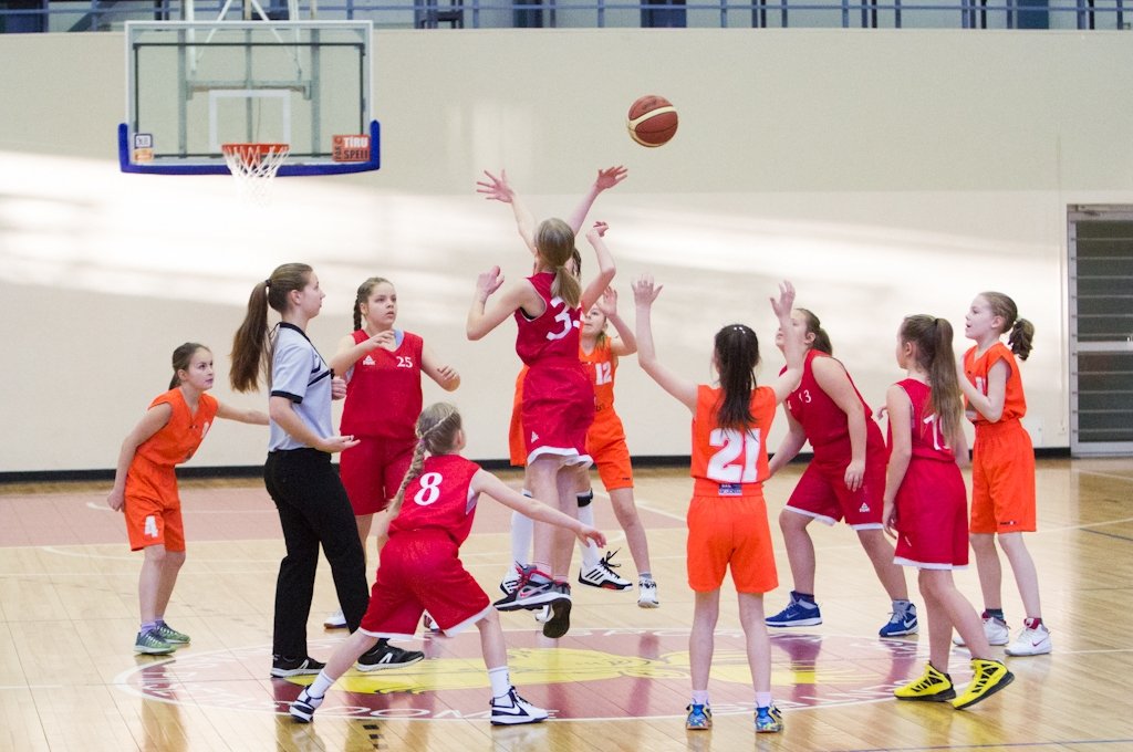 Jelgavas jaunās basketbolistes sekmīgi spēlē savā laukumā (FOTO)