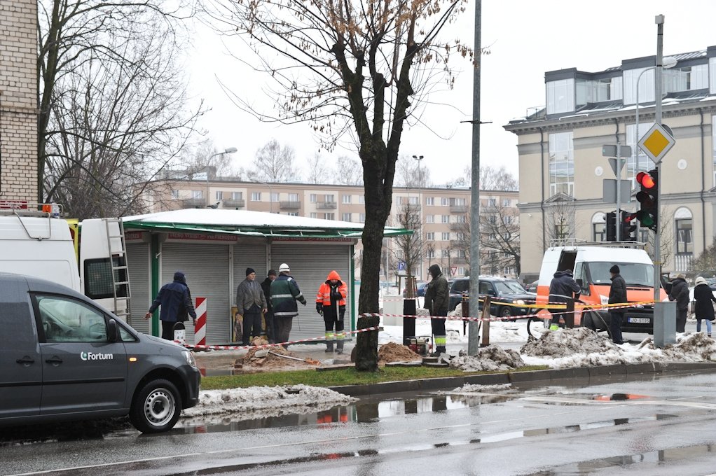 Pasta ielā plīsušā siltumtrases vada dēļ pārtrauc siltumenerģijas padevi 62 ēkām (papildināts) (FOTO/VIDEO)