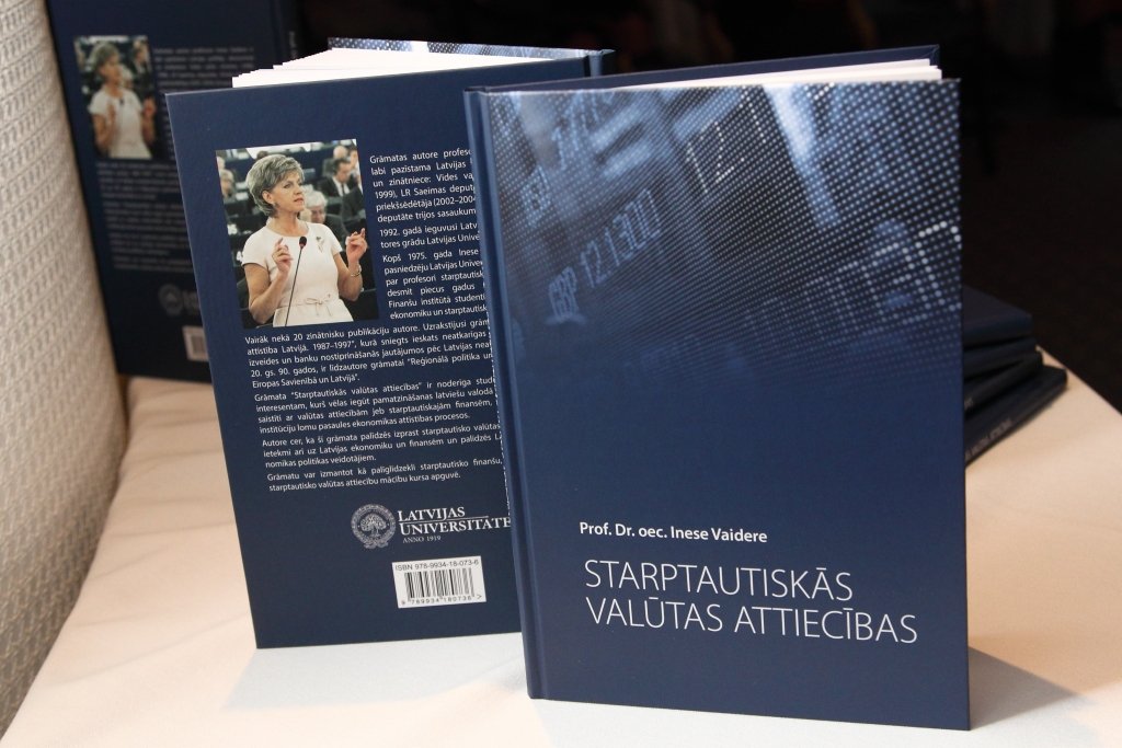 Kādreizējā jelgavniece Inese Vaidere dāvina skolām un bibliotēkām grāmatu par starptautiskajām finansēm 