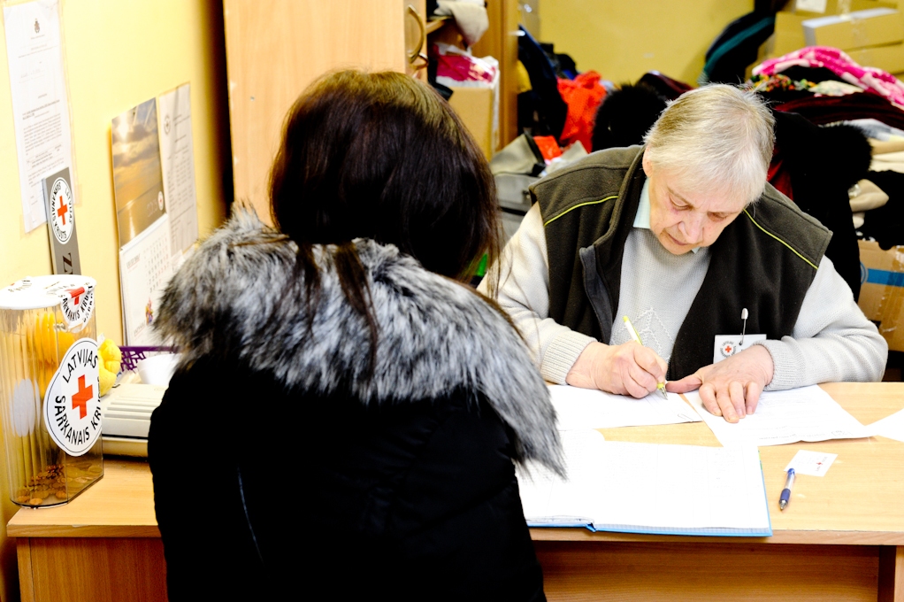 Trūcīgajiem sāk dalīt skolas piederumus (FOTO)