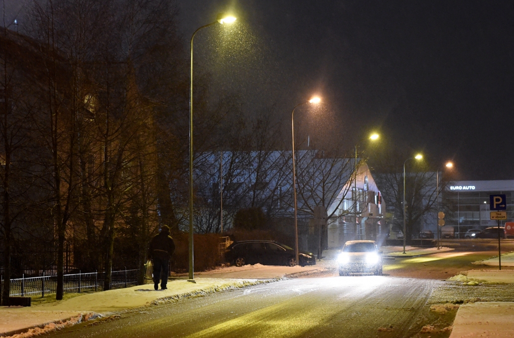 LVC: Sniegs un apledojums vietām apgrūtina braukšanu