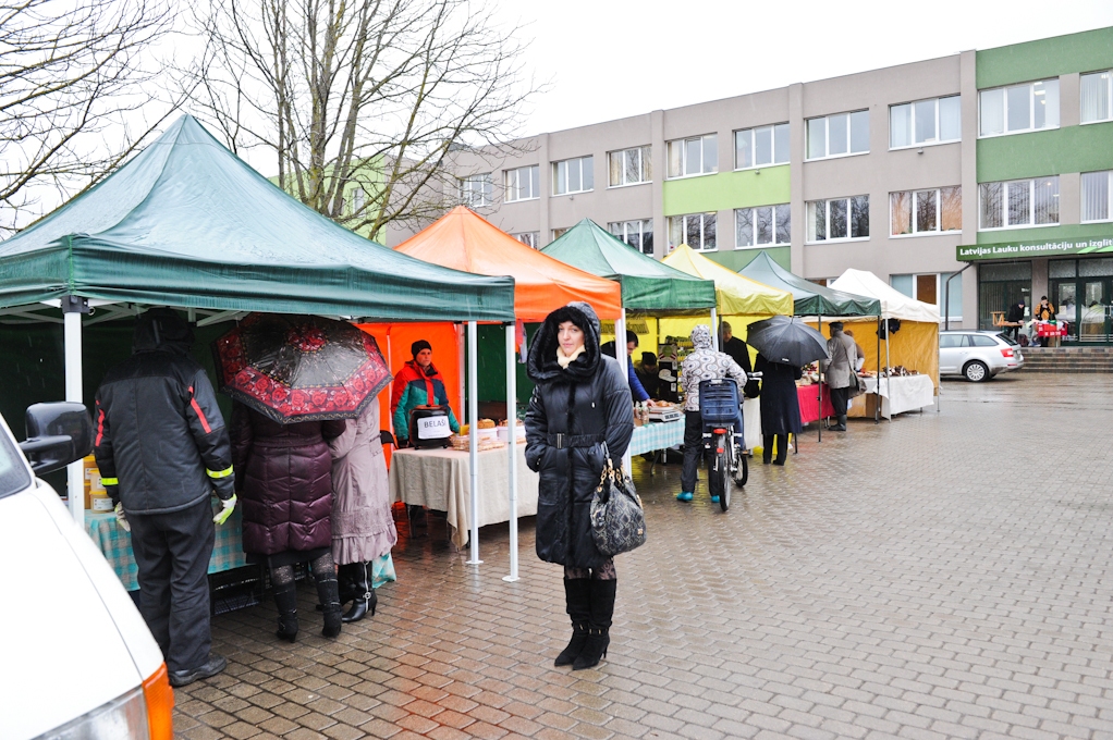 Mājražotāju tirdziņi Ozolniekos notiks arī turpmāk (FOTO)