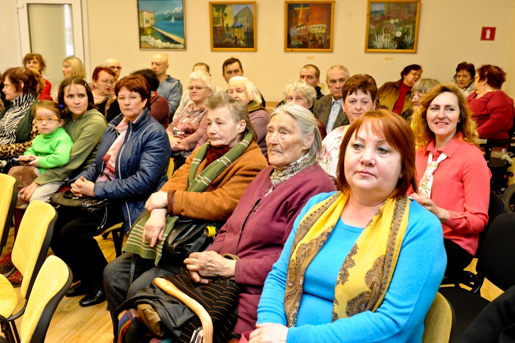 Ar dziesmām un dejām atzīmē Starptautisko čigānu jeb romu dienu (FOTO)