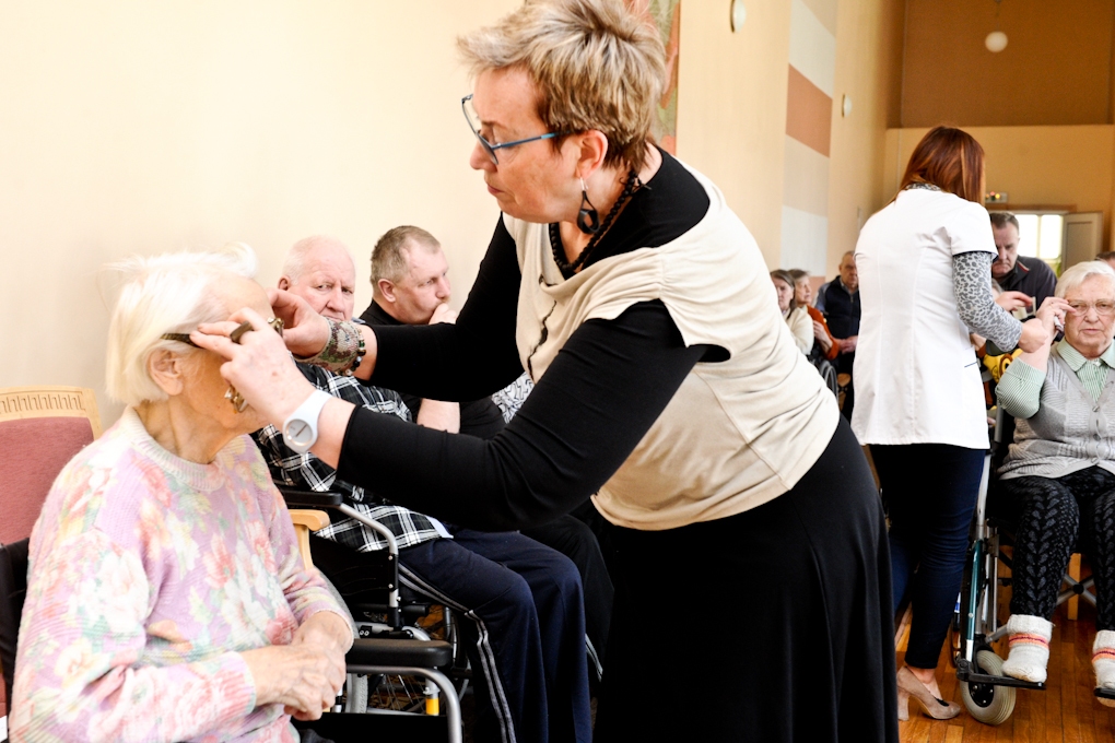 Brillēm otrā dzīve sākas Ozolnieku sociālās aprūpes centrā (FOTO)