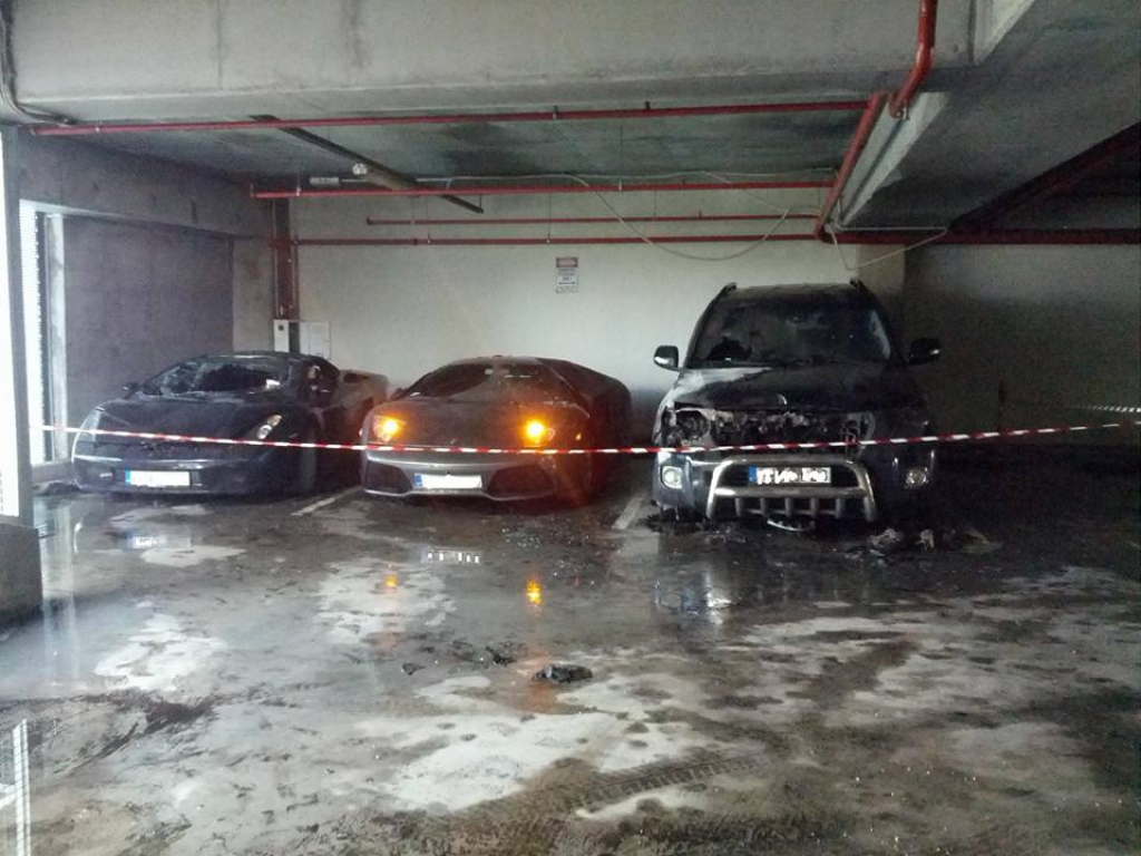 Skanstes Virsotņu autostāvvietā sadeguši divi Lamborghini 