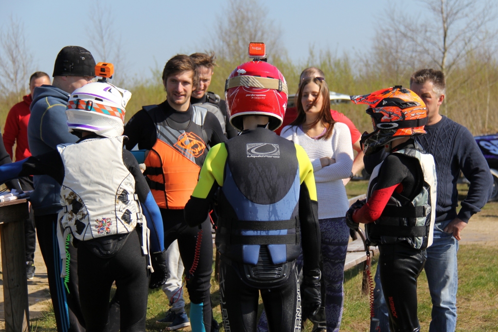 Pasaules čempions vada treniņnometni ūdens motobraucējiem Latvijā (FOTO)