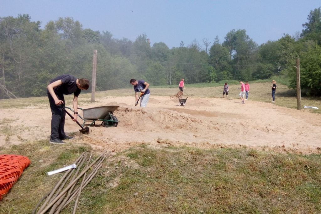 Talkā kopj pludmales volejbola laukumu; rītdienas turnīram vēl var pieteikties (FOTO)