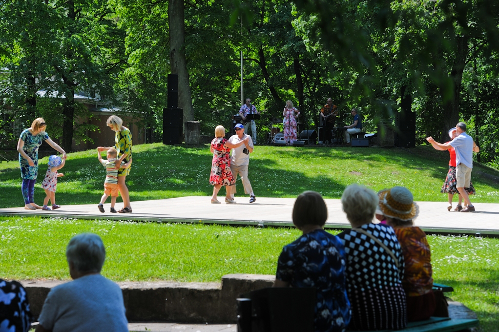 Zaļumballe vecajā, mīļajā saliņā (FOTO)