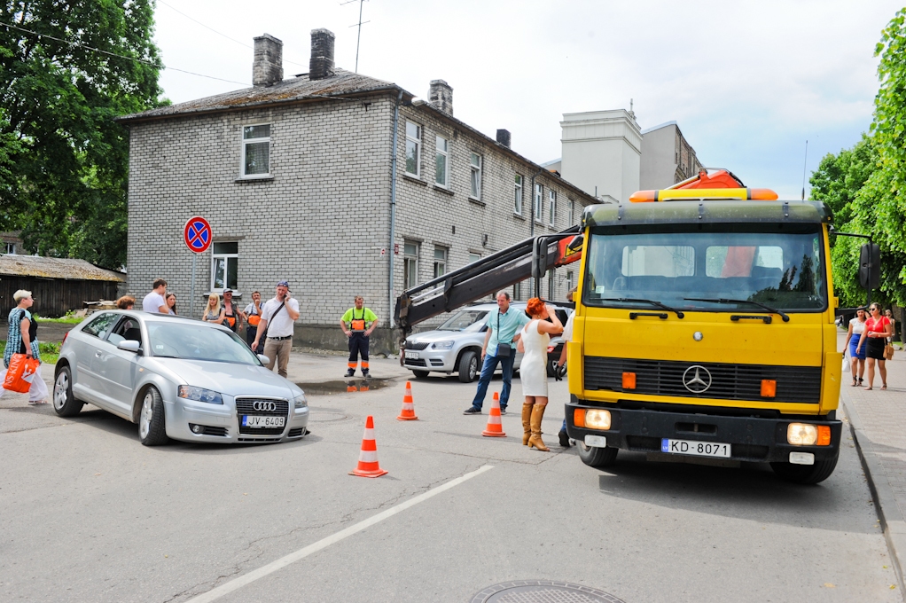 Auto kreisais priekšējais stūris pazūd bedrē; visticamāk, pie vainas veca kanalizācijas caurule (FOTO)