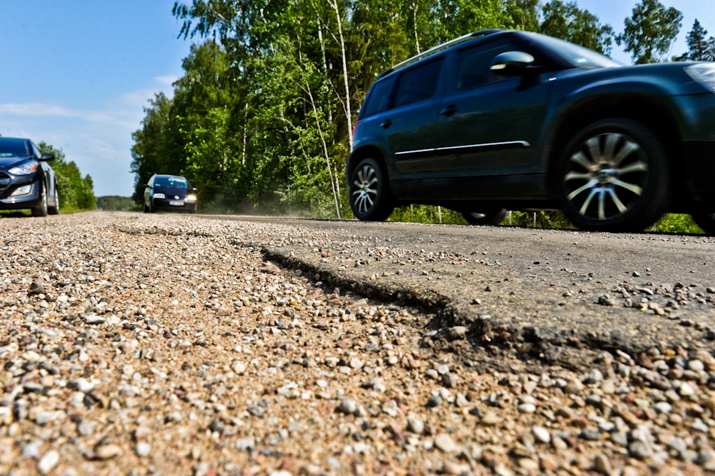 Vasaras svelmē aktualizējies ceļa posma Eleja–Mūrmuiža sabrukušais stāvoklis (FOTO)