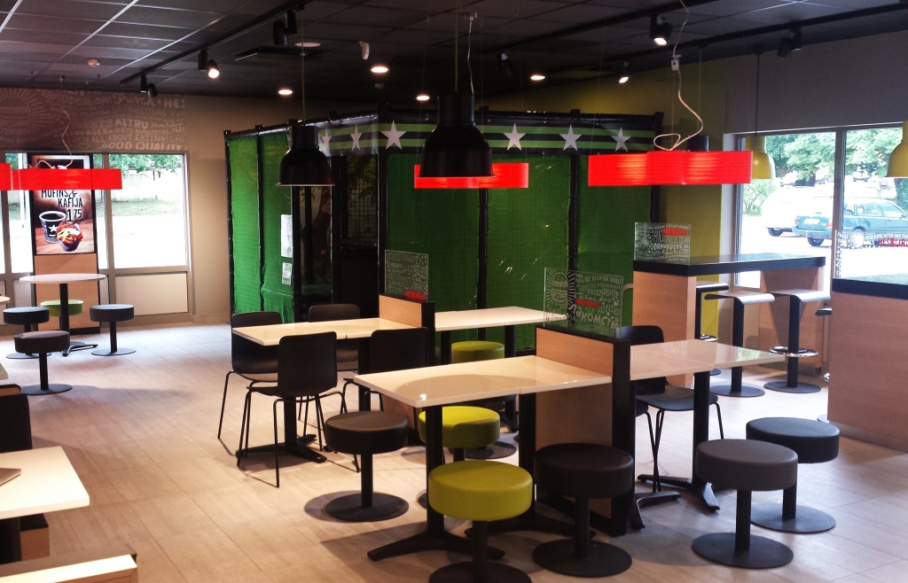 Papildināta ar foto: Investējot 1 miljonu eiro, Hesburger atklāj jaunu restorānu Rīgā