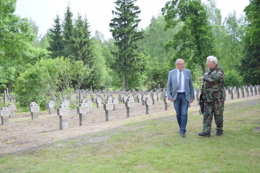  Vācijas brīvprātīgie sakopj Pirmā pasaules kara upuru atdusas vietas  (FOTO)