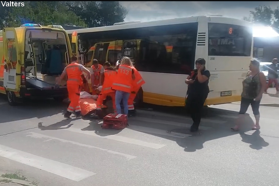 Autobuss uzbrauc gājējai Meiju ceļā; policija lūdz atsaukties aculieciniekus (FOTO un VIDEO)