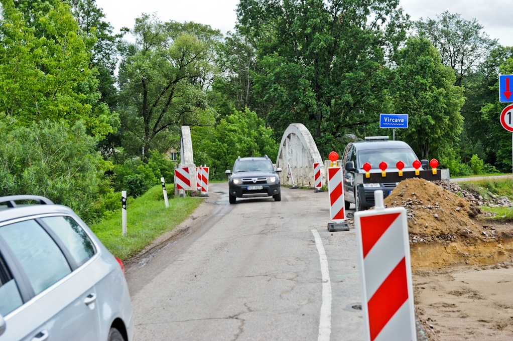 Topošais Bluku tilts salīdzinājumā ar Staļģenes šoseju ir kā glīta poga pie paveciem svārkiem (FOTO)