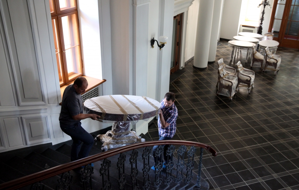 FOTO: Rīgas pilī atgriežas restaurētās vēsturiskās mēbeles