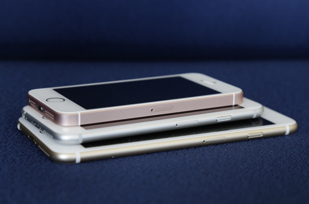Paredz Iphone pārdošanas apjomu pieaugumu; paaugstina Apple akcijas cenas prognozi