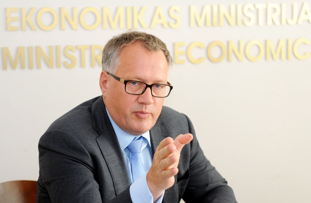 Ašeradens: Minimālās algas celšana apturēs emigrāciju